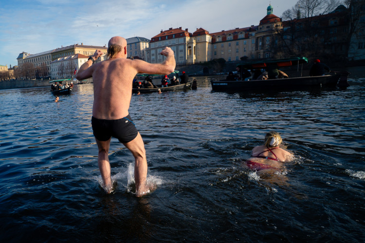 FOTOGALERIE: Otužilci si zaplavali v ledové Vltavě u Karlova mostu