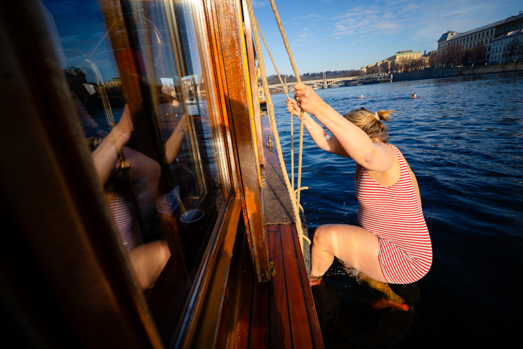 FOTOGALERIE: Otužilci si zaplavali v ledové Vltavě u Karlova mostu