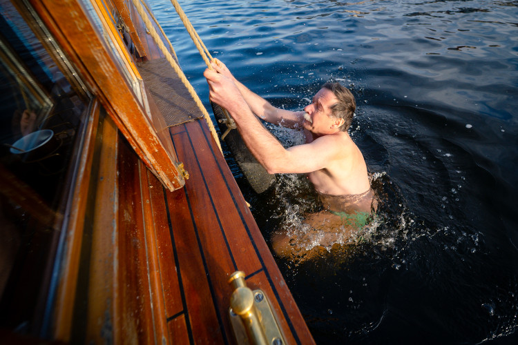 FOTOGALERIE: Otužilci si zaplavali v ledové Vltavě u Karlova mostu