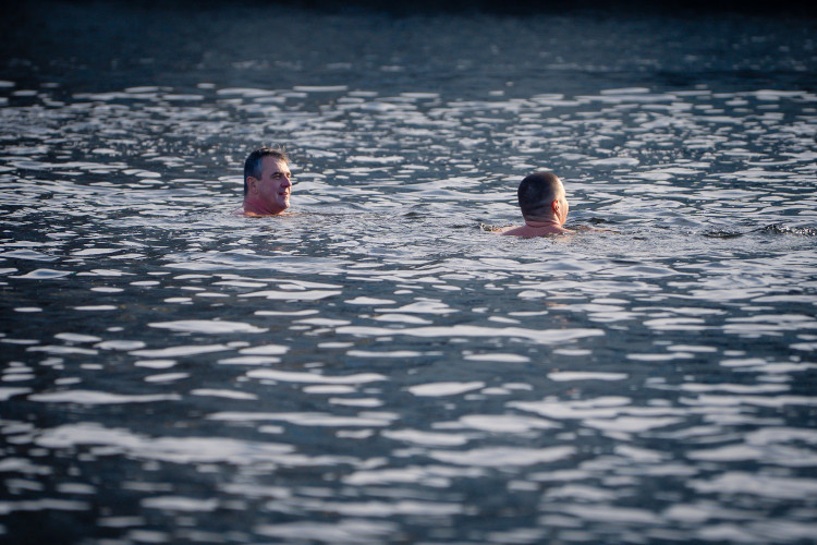 FOTOGALERIE: Otužilci si zaplavali v ledové Vltavě u Karlova mostu