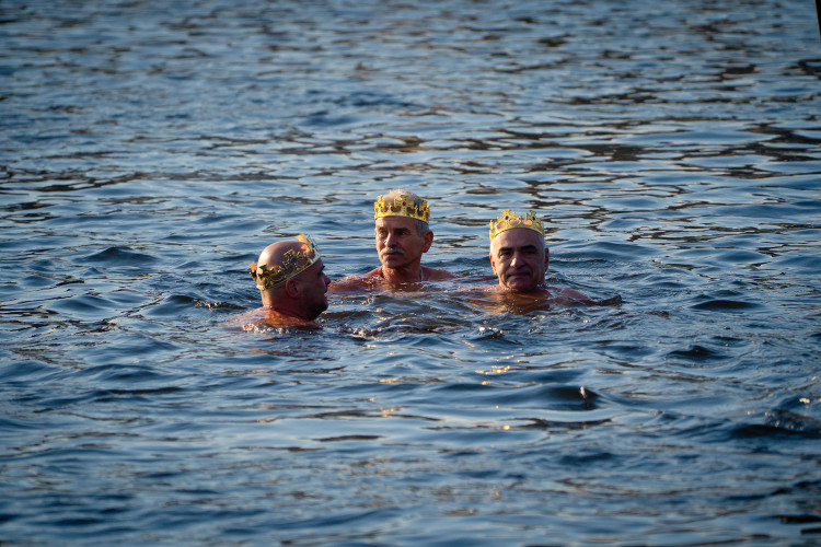 FOTOGALERIE: Otužilci si zaplavali v ledové Vltavě u Karlova mostu