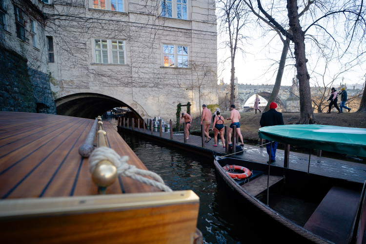 FOTOGALERIE: Otužilci si zaplavali v ledové Vltavě u Karlova mostu