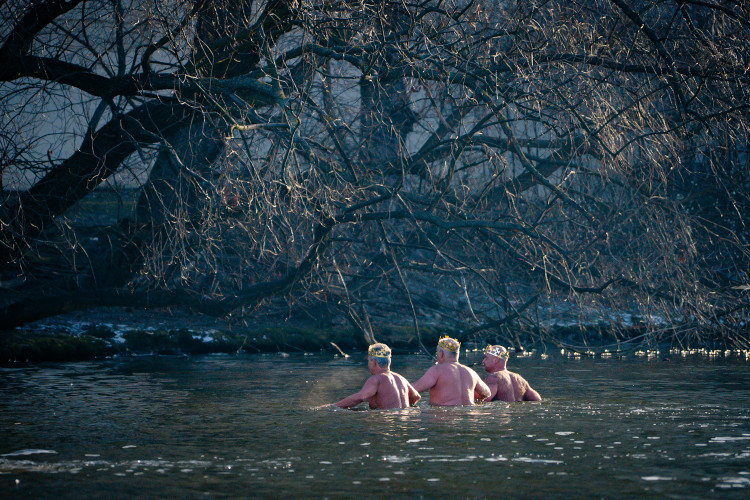 FOTOGALERIE: Otužilci si zaplavali v ledové Vltavě u Karlova mostu