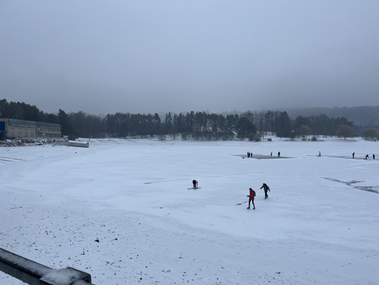 FOTO: Brusle i běžky. Na Pryglu dovádí desítky lidí