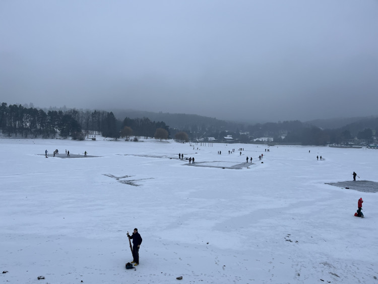 FOTO: Brusle i běžky. Na Pryglu dovádí desítky lidí