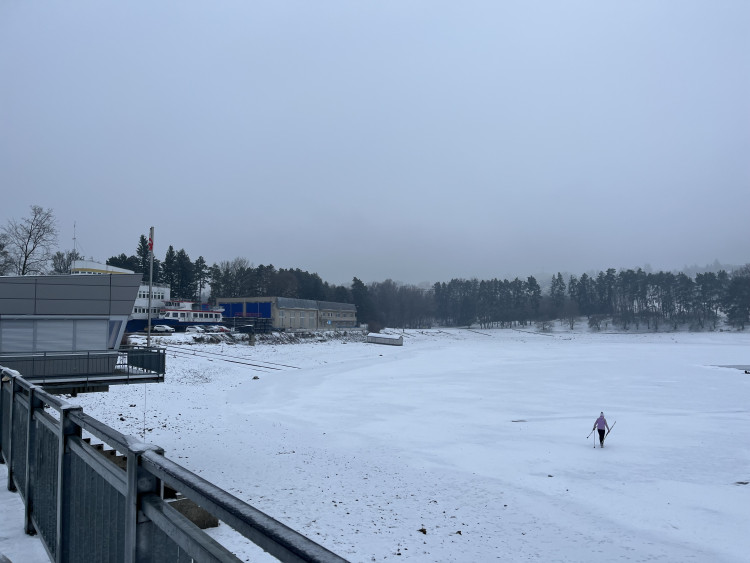FOTO: Brusle i běžky. Na Pryglu dovádí desítky lidí