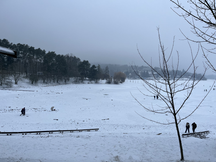 FOTO: Brusle i běžky. Na Pryglu dovádí desítky lidí