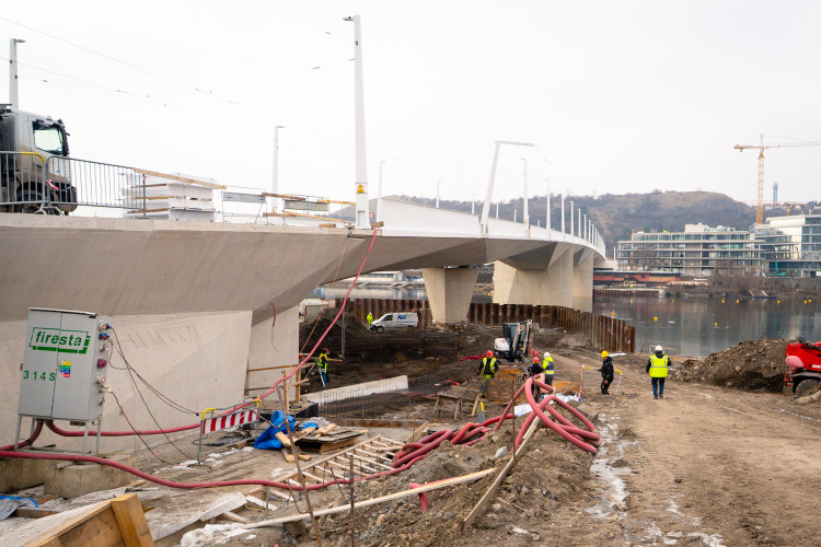 FOTOGALERIE: Zatěžovací zkouška Dvoreckého mostu