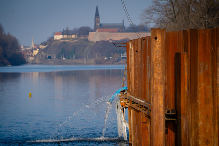 FOTOGALERIE: Zatěžovací zkouška Dvoreckého mostu