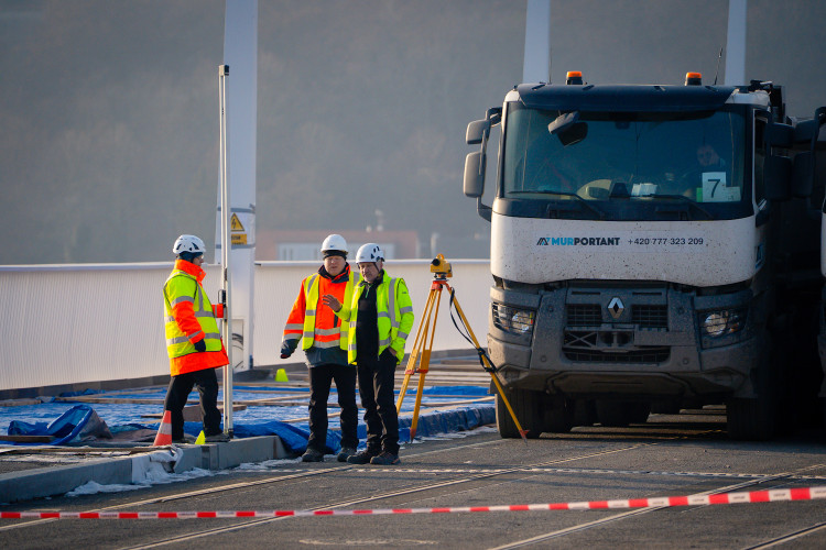 FOTOGALERIE: Zatěžovací zkouška Dvoreckého mostu
