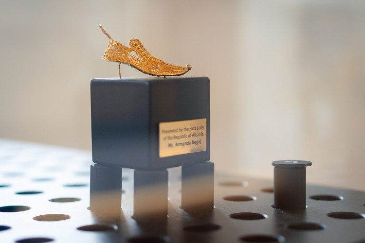 Zlatý střevíc od prezidenta Albánské republiky.