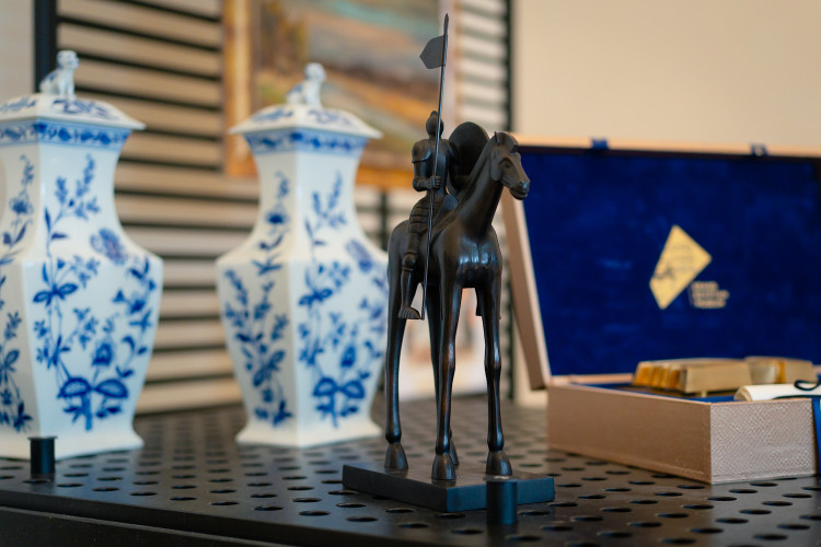 Zmenšená replika jezdecké sochy Jošta Lucemburského Odvaha na Moravském náměstí v Brně, dar od brněnské primátorky