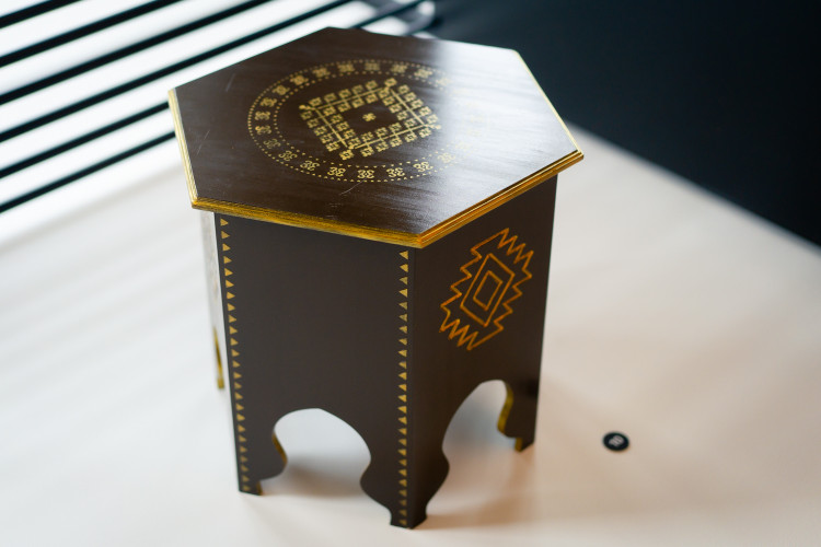 Dřevěná stolička s ornamentem z Bosny a Herecegoviny.