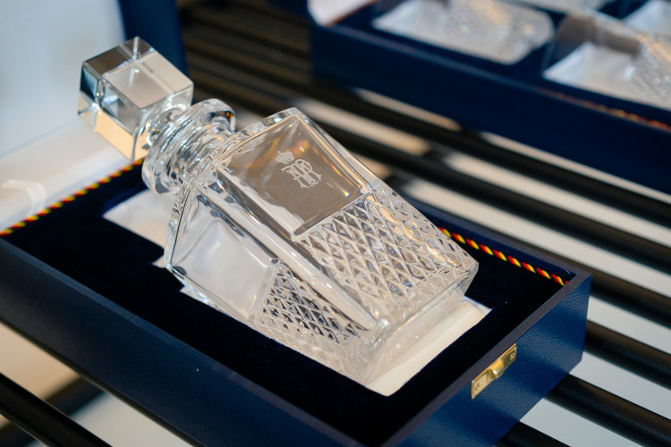 Karafa na vodu se šesti sklenicemi z Belgie