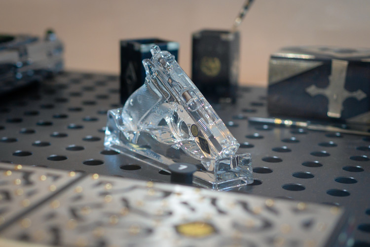 Skleněná replika revolveru od Bohemia Crystal