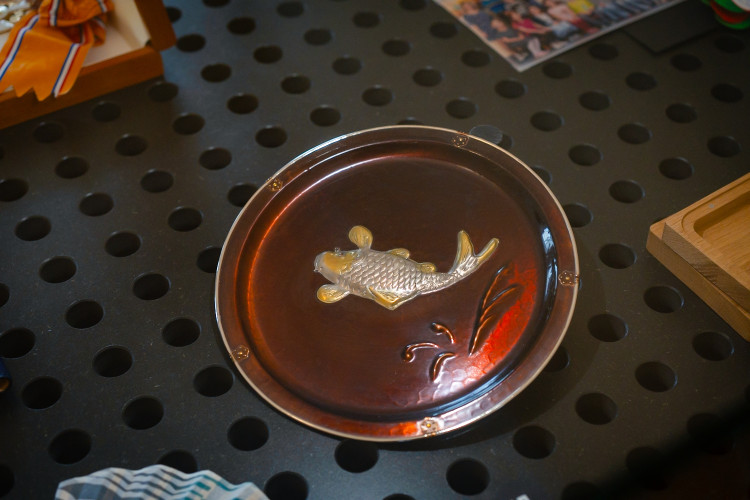 Kovový talíř s vyobrazením ryby z období šogunátu, Japonsko