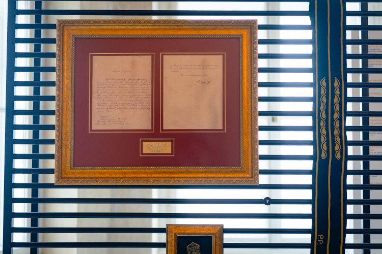 Černý pás vyšívaný zlatou nití s monograme prezidenta Petra Pavla předaný při oficiální návštěvě Černé hory a Bosny a Hercegoviny.