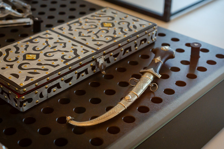 Tradiční dýka s vyrytým nápisem Petr Pavel na rukojeti a zdobení pouzdro z Mauritánské islámské republiky.