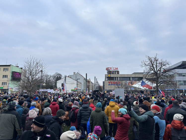 GALERIE: V Hradci Králové se na podporu prezidenta sešly stovky lidí