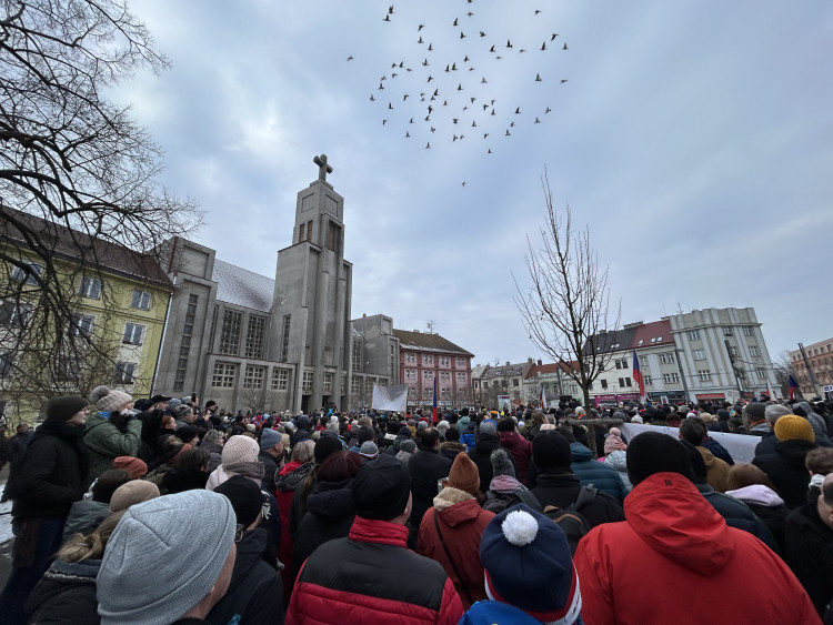 GALERIE: V Hradci Králové se na podporu prezidenta sešly stovky lidí