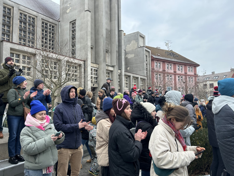 GALERIE: V Hradci Králové se na podporu prezidenta sešly stovky lidí