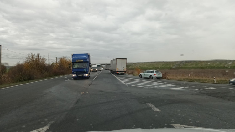 FOTOGALERIE: Před otevřením D1 byl Přerov zacpaný auty a kamiony