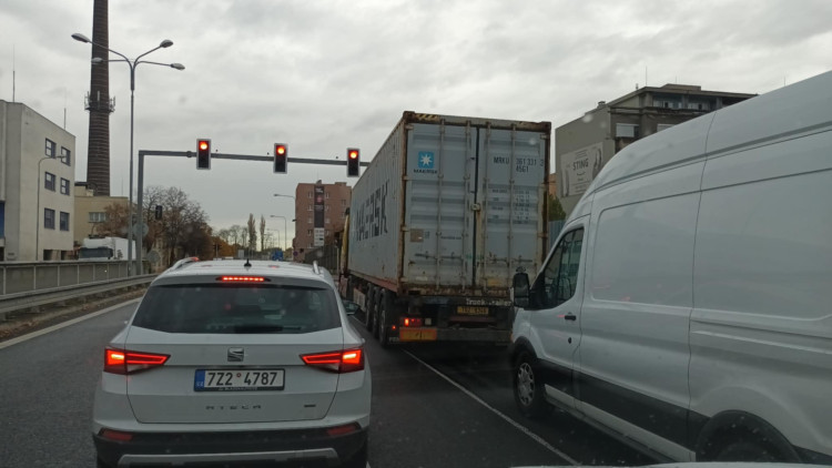 FOTOGALERIE: Před otevřením D1 byl Přerov zacpaný auty a kamiony