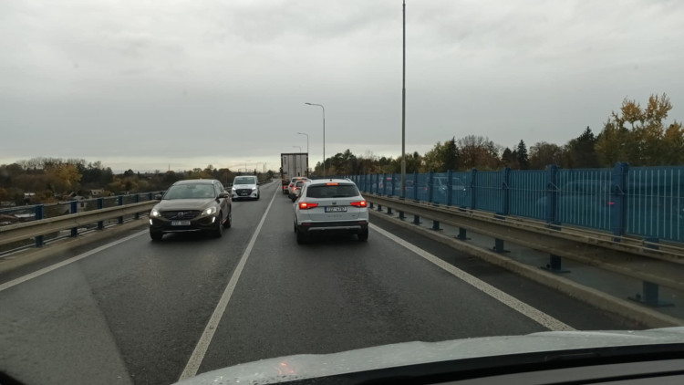 FOTOGALERIE: Před otevřením D1 byl Přerov zacpaný auty a kamiony