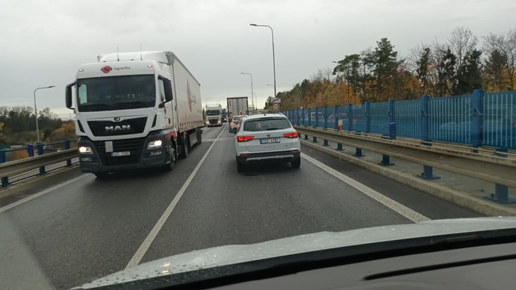 FOTOGALERIE: Před otevřením D1 byl Přerov zacpaný auty a kamiony