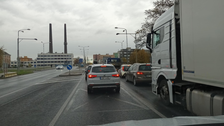 FOTOGALERIE: Před otevřením D1 byl Přerov zacpaný auty a kamiony