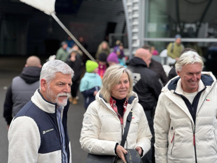 Prezident si na olympijském festivalu vyzkoušel curling i biatlon