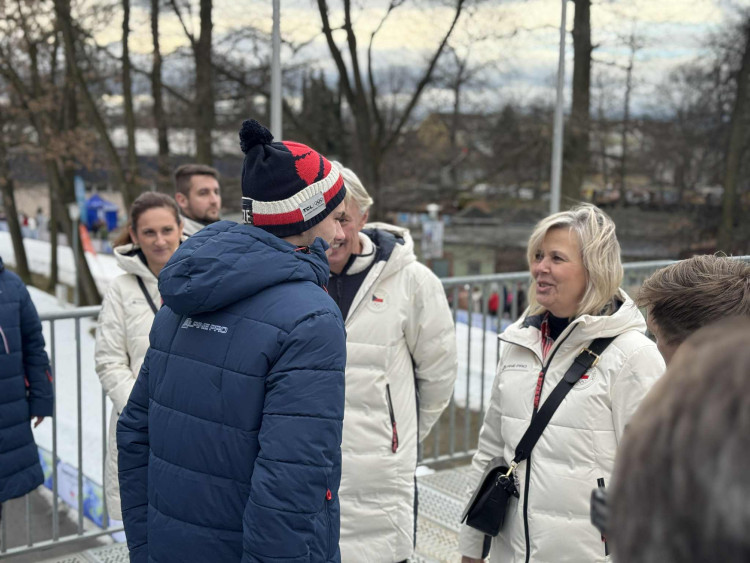 Prezident si na olympijském festivalu vyzkoušel curling i biatlon
