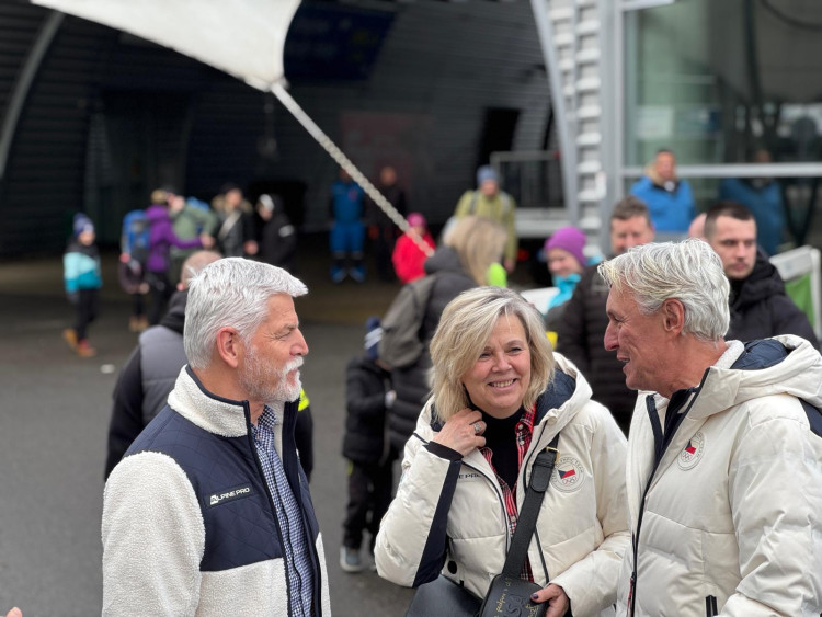 Prezident si na olympijském festivalu vyzkoušel curling i biatlon