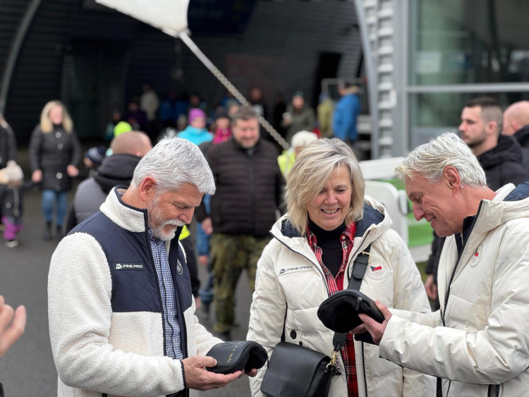 Prezident si na olympijském festivalu vyzkoušel curling i biatlon