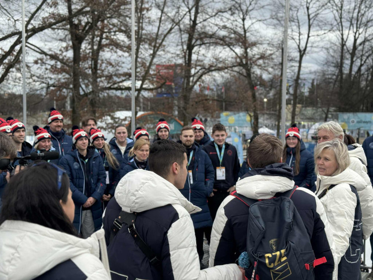 Prezident si na olympijském festivalu vyzkoušel curling i biatlon