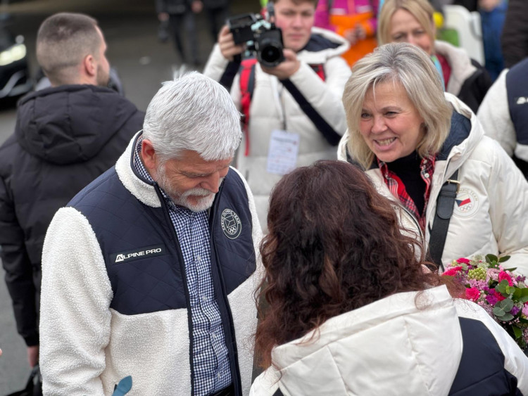 Prezident si na olympijském festivalu vyzkoušel curling i biatlon