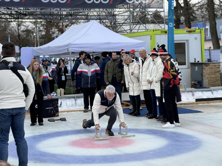 Prezident si na olympijském festivalu vyzkoušel curling i biatlon