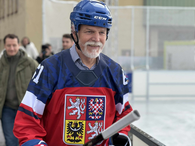Prezident si na olympijském festivalu vyzkoušel curling i biatlon