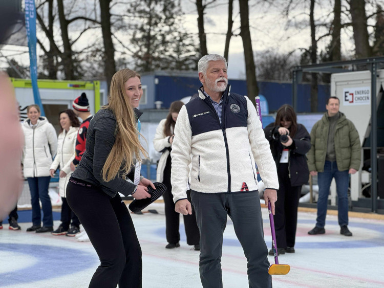 Prezident si na olympijském festivalu vyzkoušel curling i biatlon