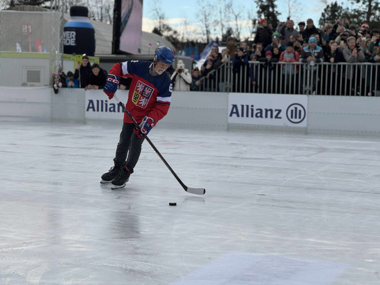 Prezident si na olympijském festivalu vyzkoušel curling i biatlon