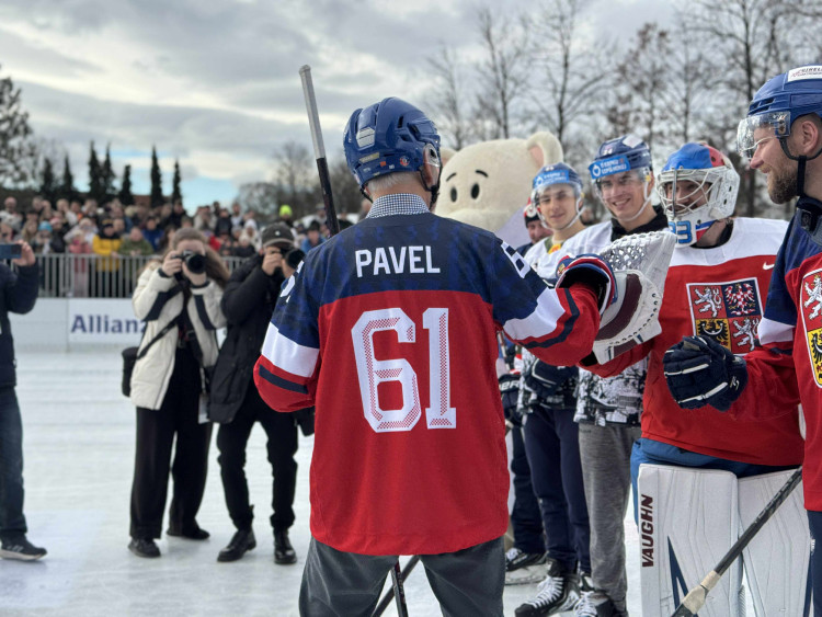 Prezident si na olympijském festivalu vyzkoušel curling i biatlon