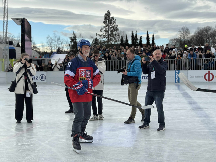 Prezident si na olympijském festivalu vyzkoušel curling i biatlon