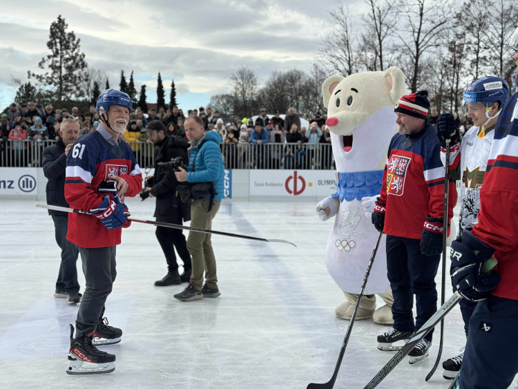 Prezident si na olympijském festivalu vyzkoušel curling i biatlon