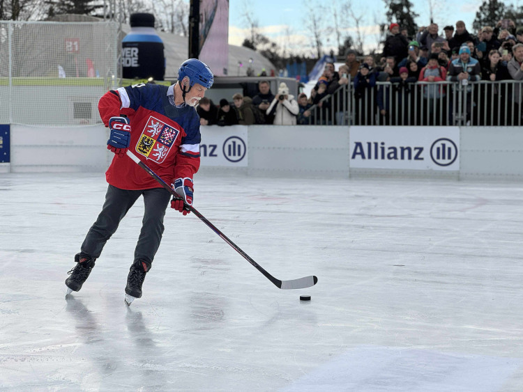Prezident si na olympijském festivalu vyzkoušel curling i biatlon