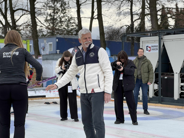 Prezident si na olympijském festivalu vyzkoušel curling i biatlon