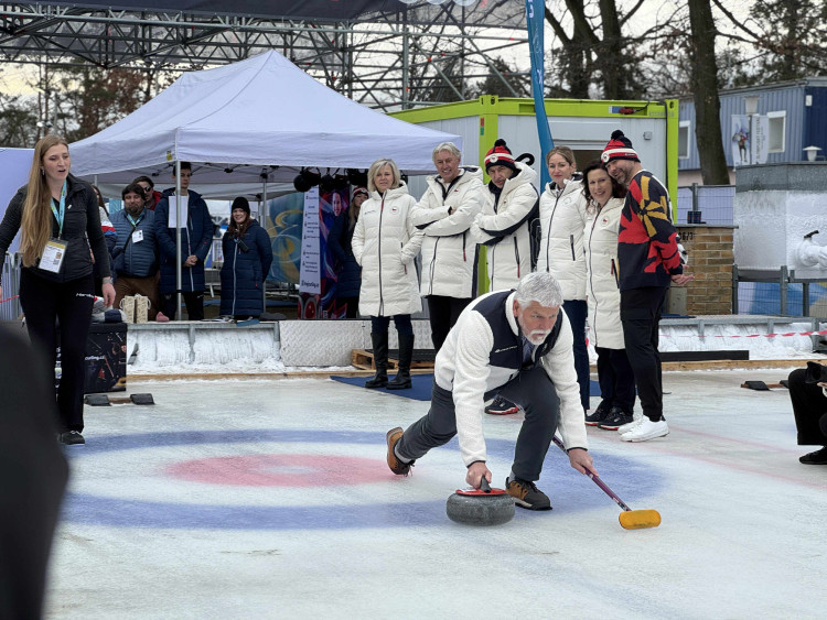 Prezident si na olympijském festivalu vyzkoušel curling i biatlon