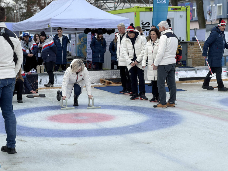 Prezident si na olympijském festivalu vyzkoušel curling i biatlon