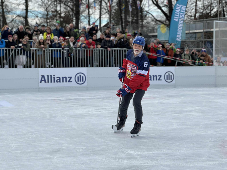 Prezident si na olympijském festivalu vyzkoušel curling i biatlon
