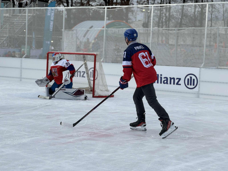 Prezident si na olympijském festivalu vyzkoušel curling i biatlon