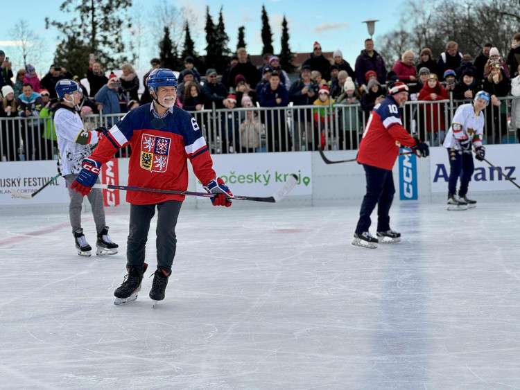 Prezident si na olympijském festivalu vyzkoušel curling i biatlon